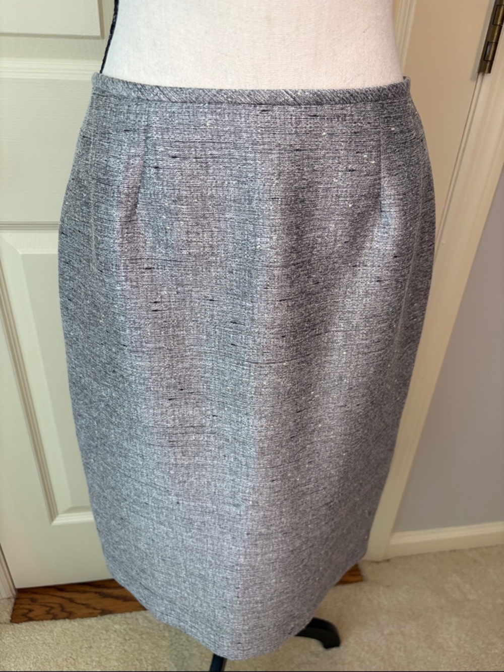 Le Suit Petite Shimmery Gray 3 Button Jacket and Skirt Suit Set Size 6P Like New - Picture 11 of 14
